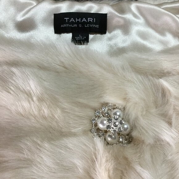 Tahari Women Size L Faux Fur Cape Wrap Capelet Champagne Pearl Brooch NWT $119 - Picture 5 of 12